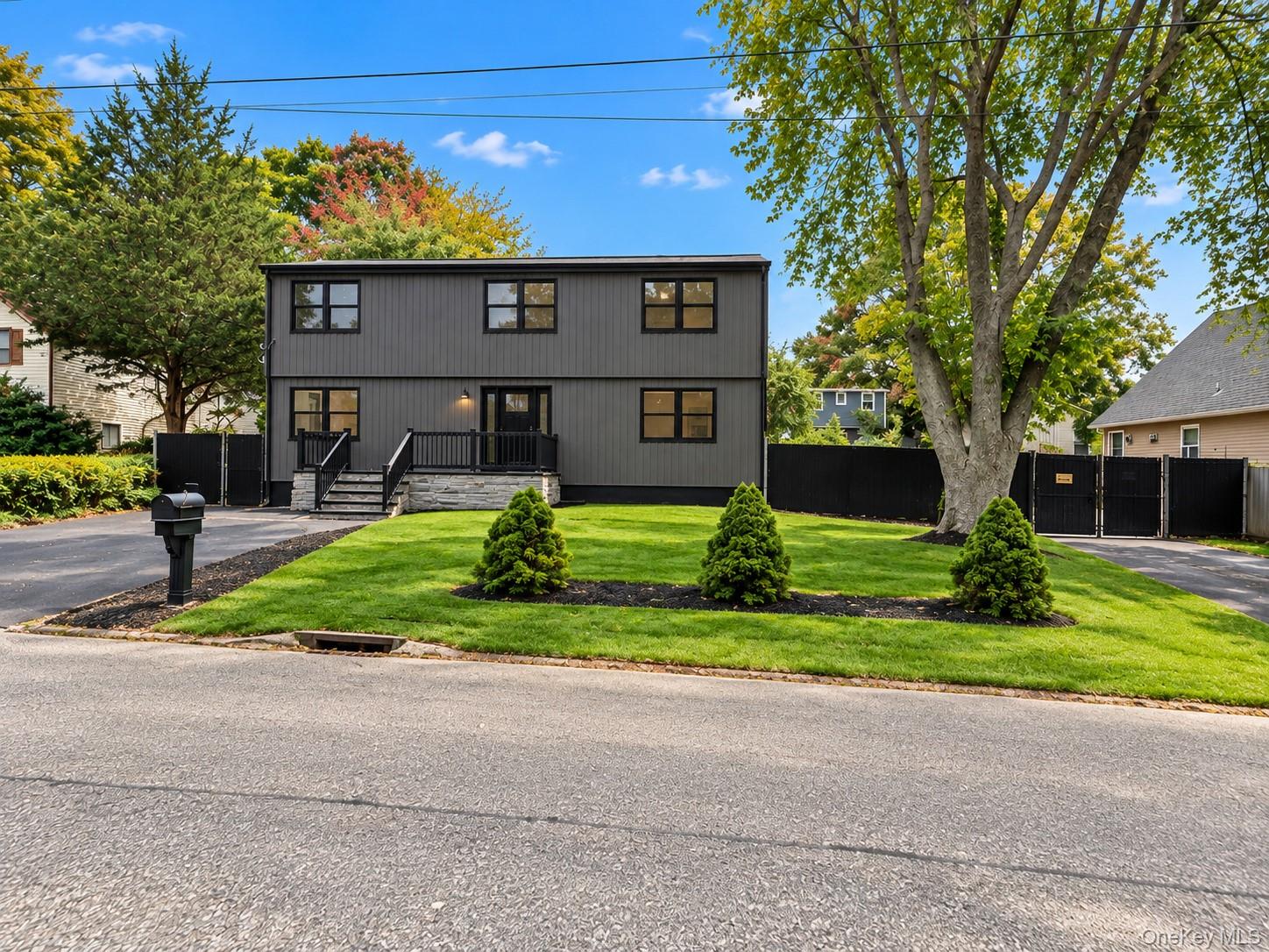 6 Sportsman Ct, Shirley, NY 11967