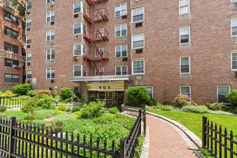 Stock Cooperative in Bronxville NY 804 Bronx River Rd #3E.jpg