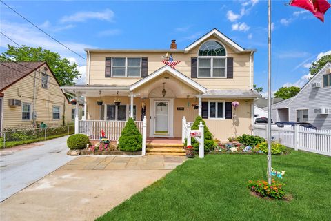Single Family Residence in Wantagh NY 2500 Mermaid Avenue.jpg