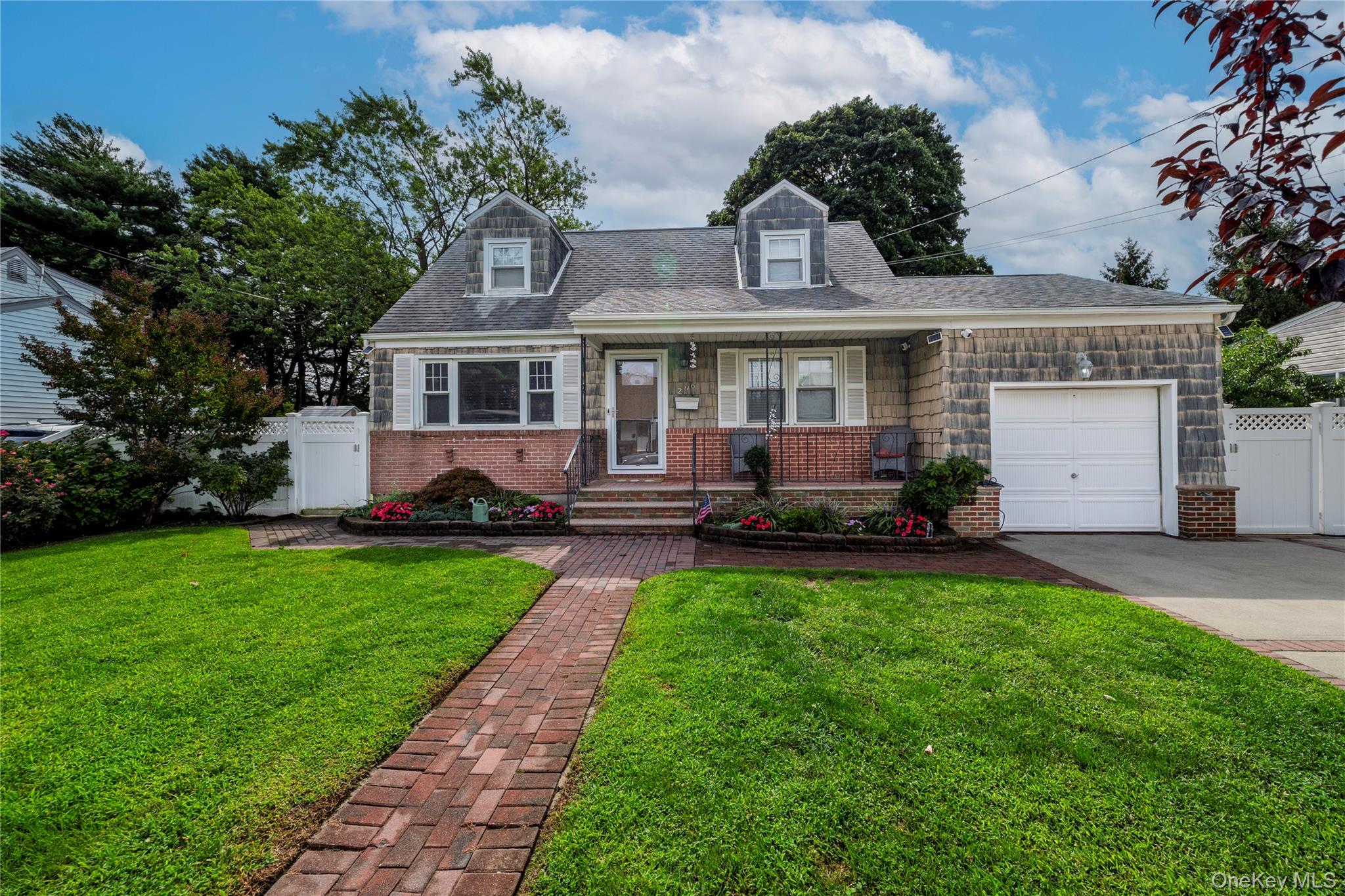 296 Heathcote Rd, Lindenhurst, NY 11757