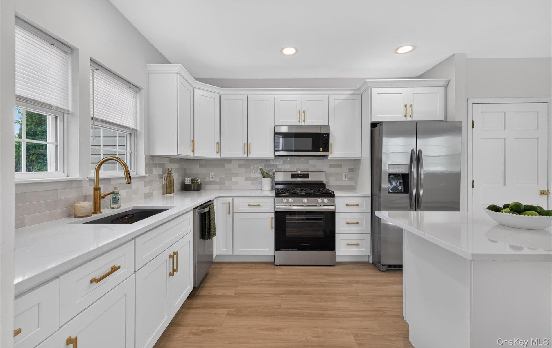 8548 257th St, Floral Park, NY 11001