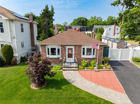 Single Family Residence in Baldwin NY 695 Arlington Avenue.jpg