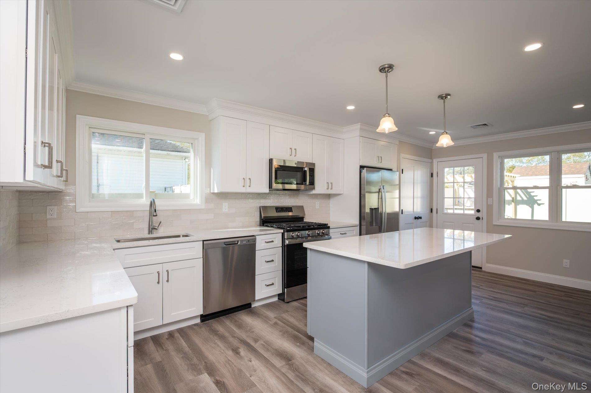 10 Autumn Ln, Amityville, NY 11701 photo