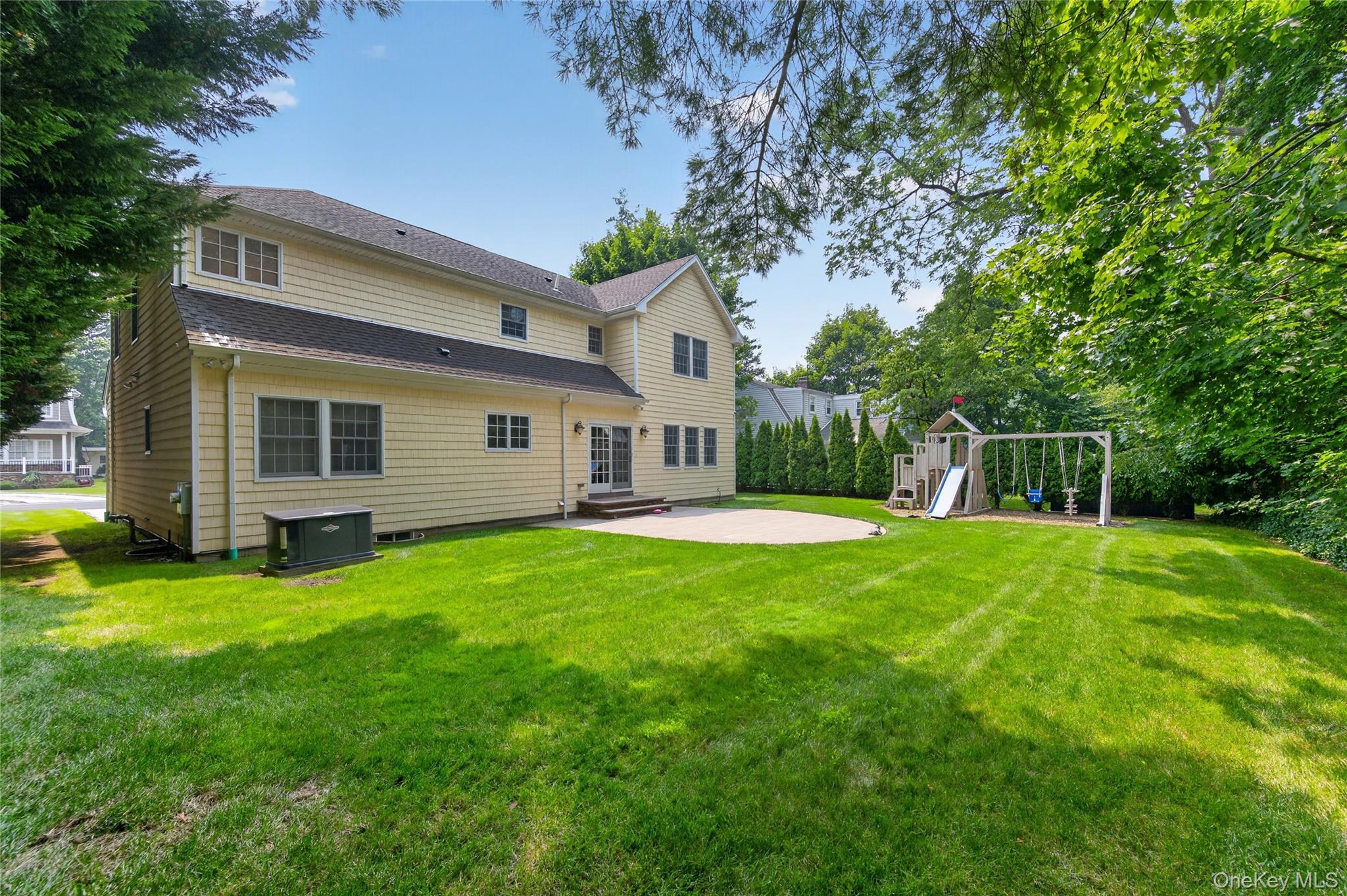 136 Circle Dr, Roslyn Heights, NY 11577 photo