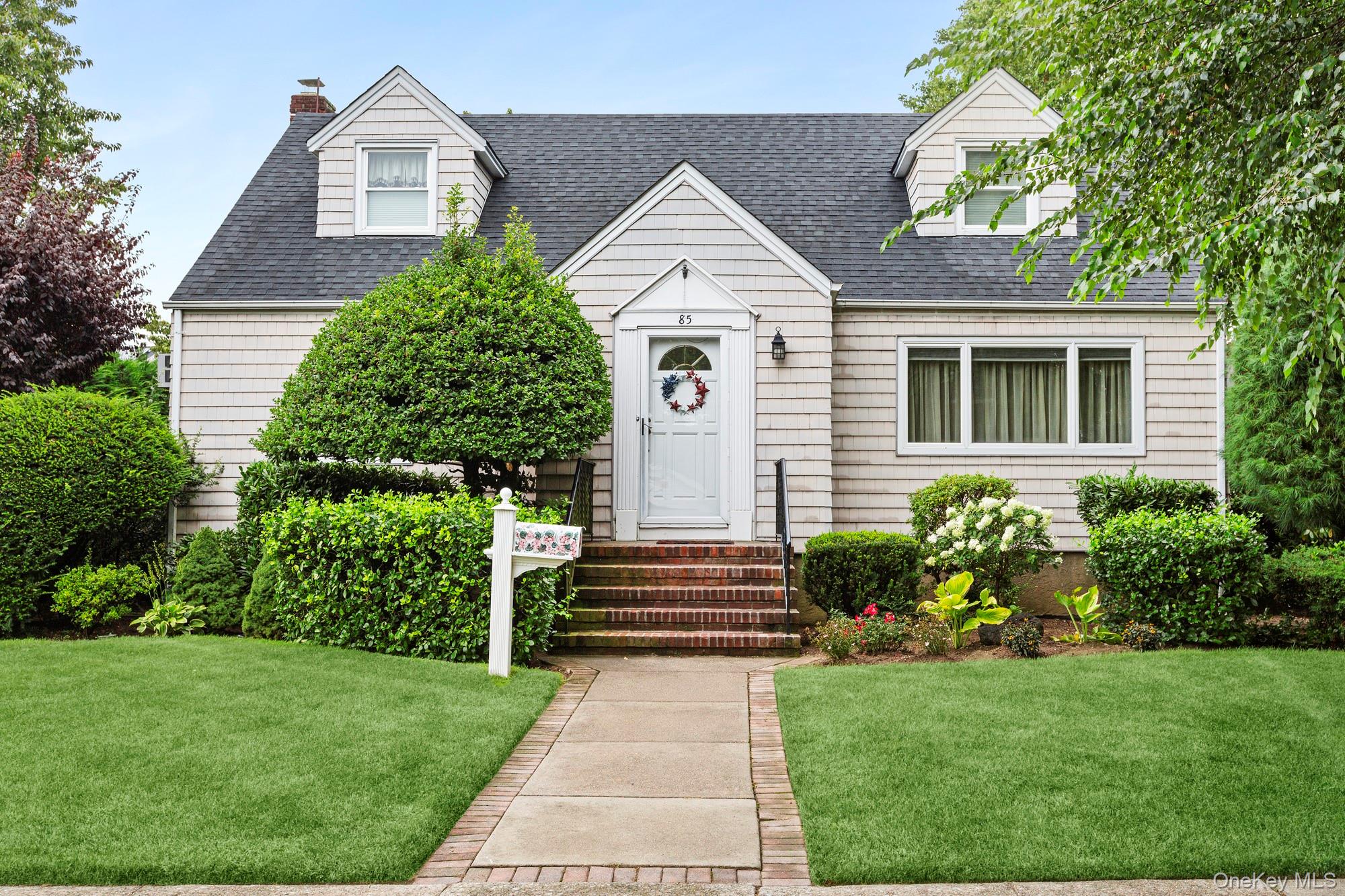 85 Woodlawn Ave, Valley Stream, NY 11581