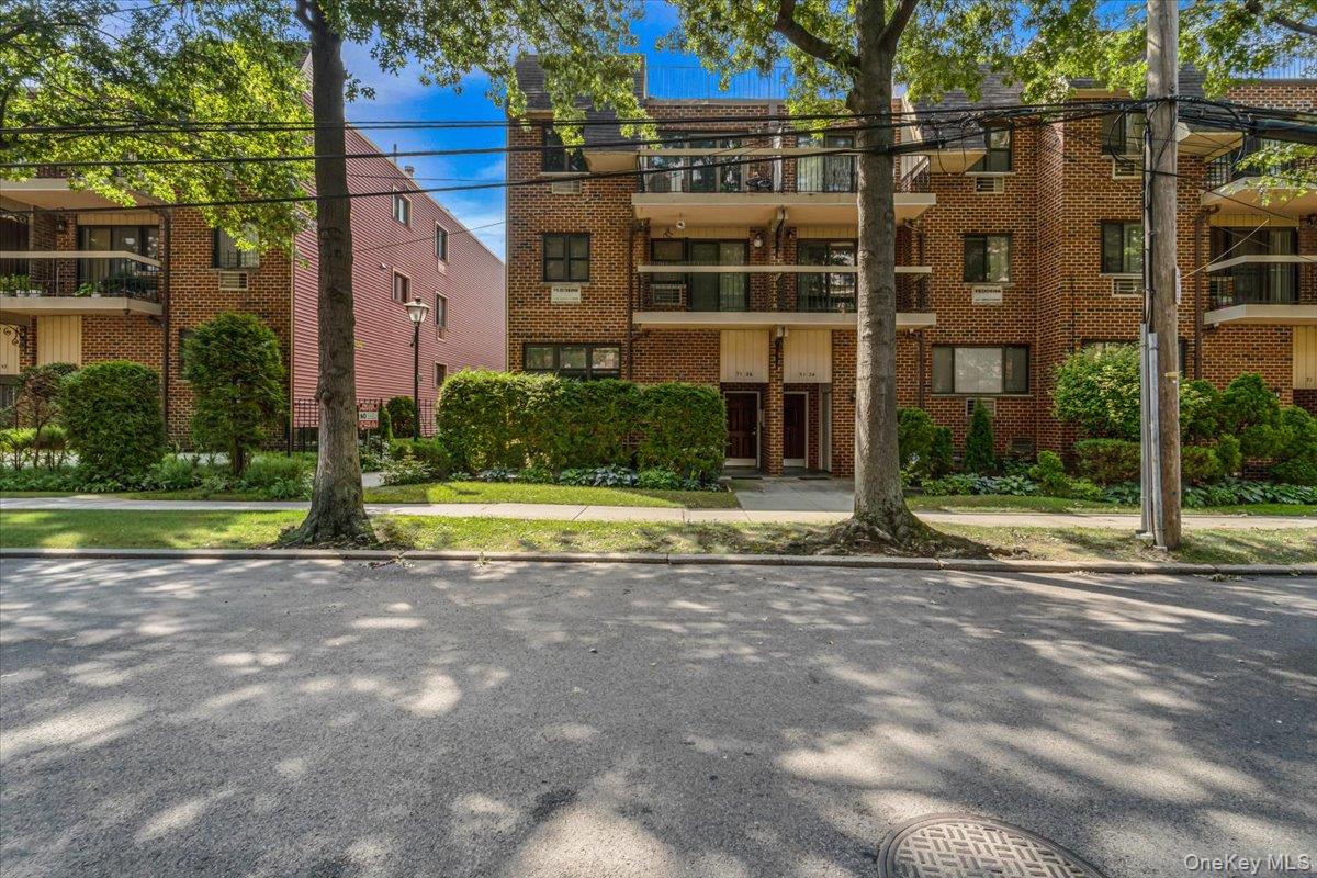 71 24 162nd St, Fresh Meadows, NY 11365