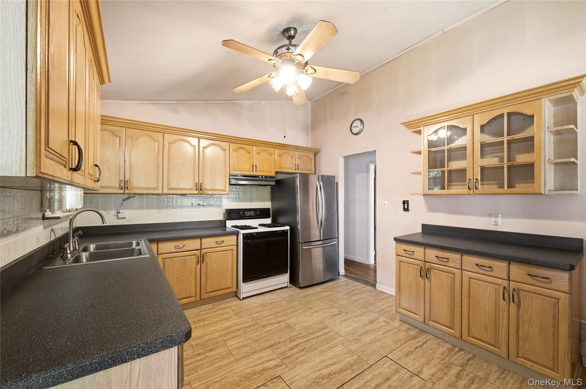 29 Penn Dr, Smithtown, NY 11787 photo
