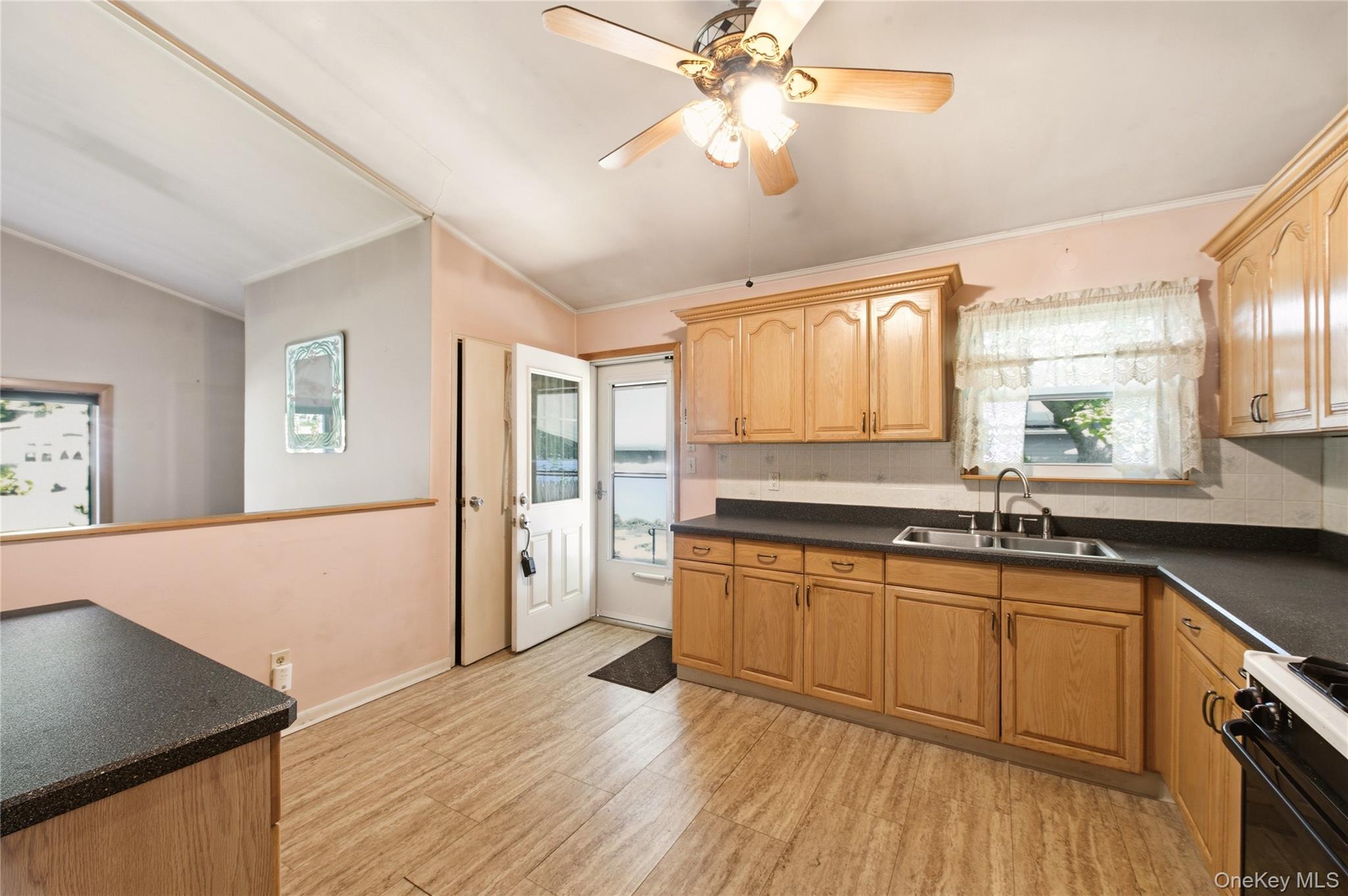 29 Penn Dr, Smithtown, NY 11787 photo