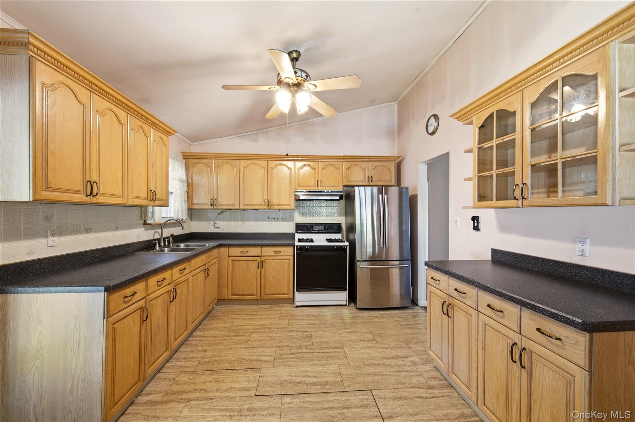29 Penn Dr, Smithtown, NY 11787 photo