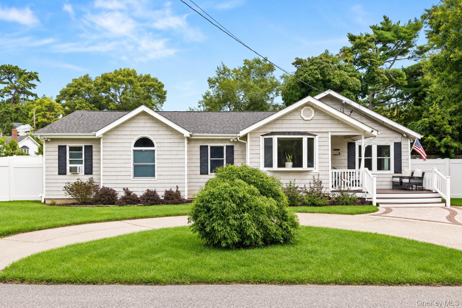5 Charles Ct, Lake Ronkonkoma, NY 11779