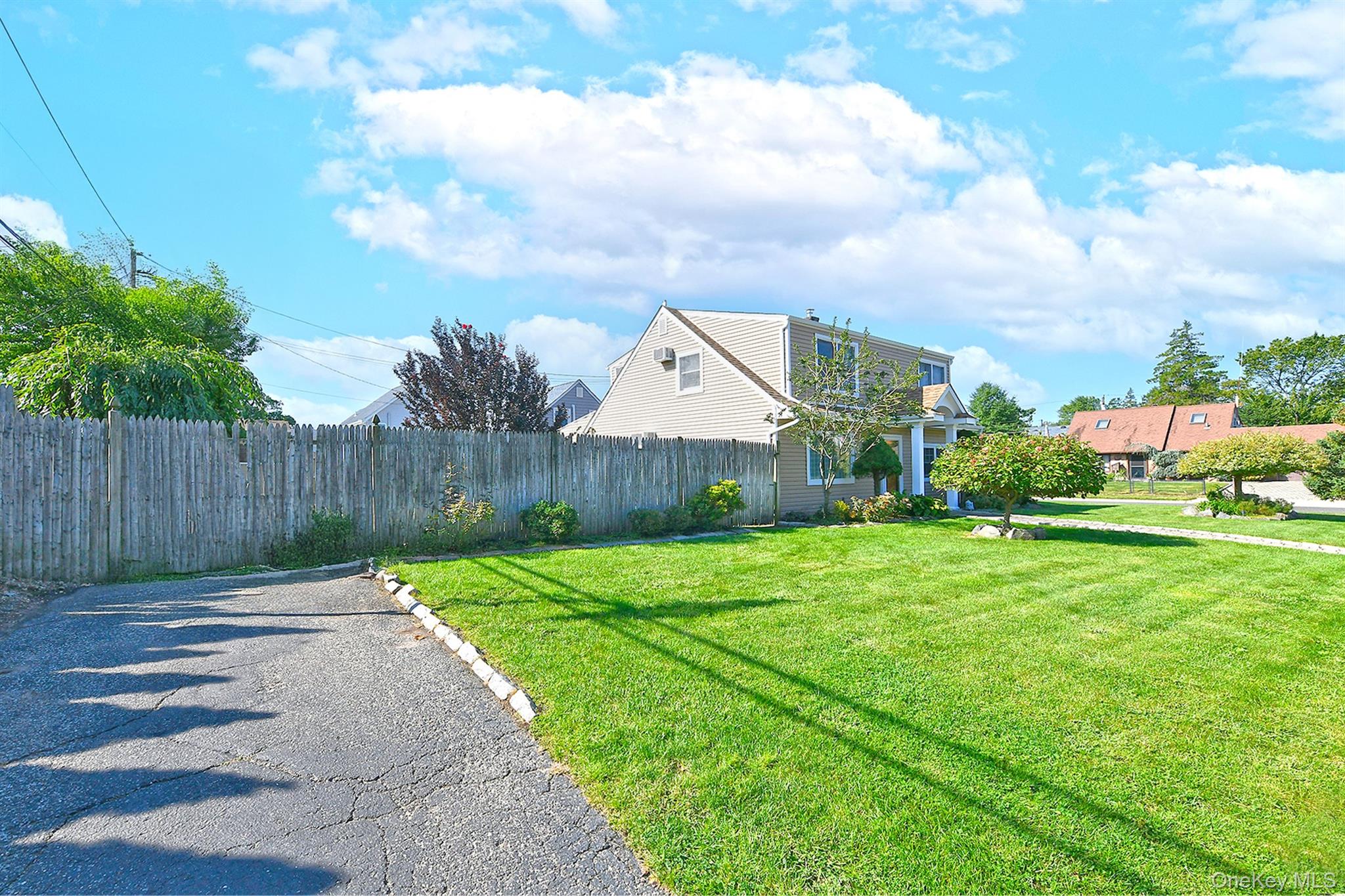 2 Cooper Ln, Levittown, NY 11756 photo