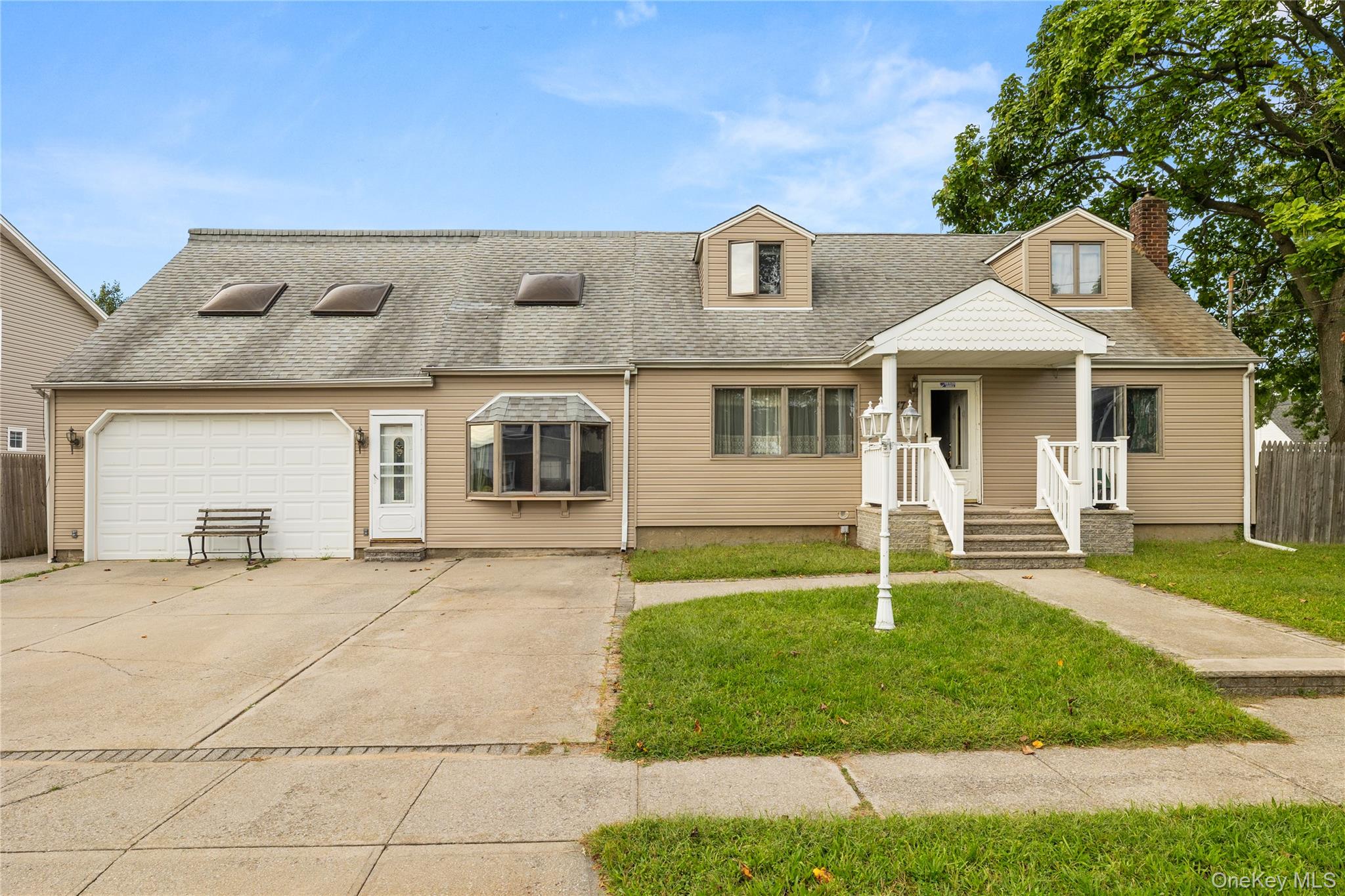 947 Park Ave, Massapequa, NY 11758