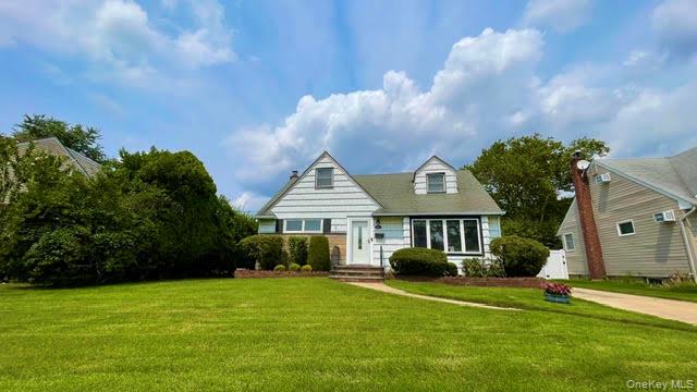 860 Helene St, Wantagh, NY 11793 photo