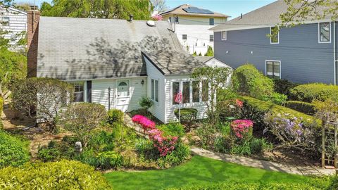 Single Family Residence in Albertson NY 146 Deepdale Parkway.jpg