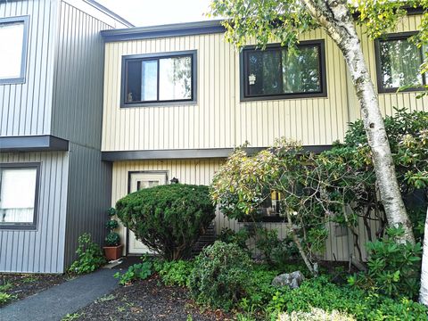 Condominium in Poughkeepsie NY 1807 Holly Walk.jpg