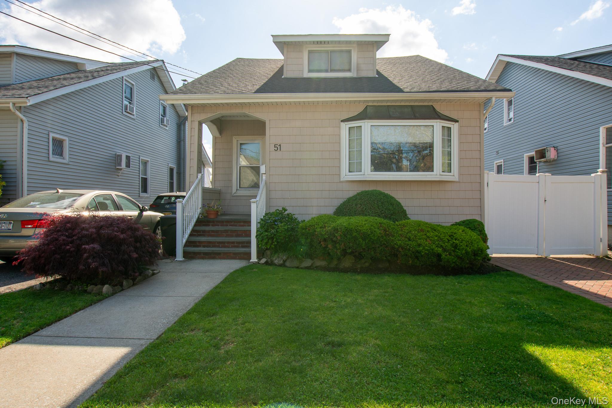 51 Hoffman St, Franklin Square, NY 11010