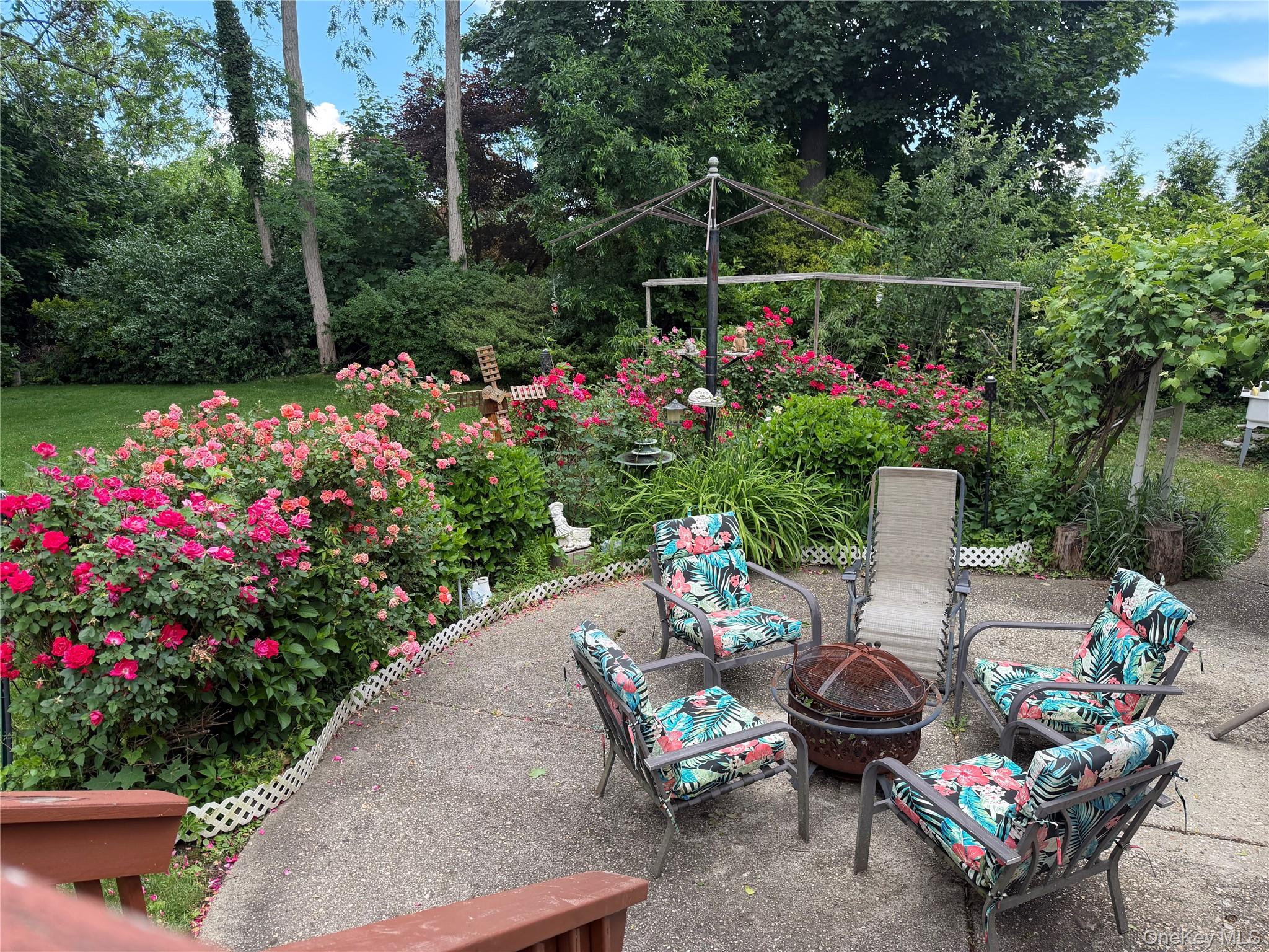 5 Highpoint Dr, Huntington, NY 11743 photo