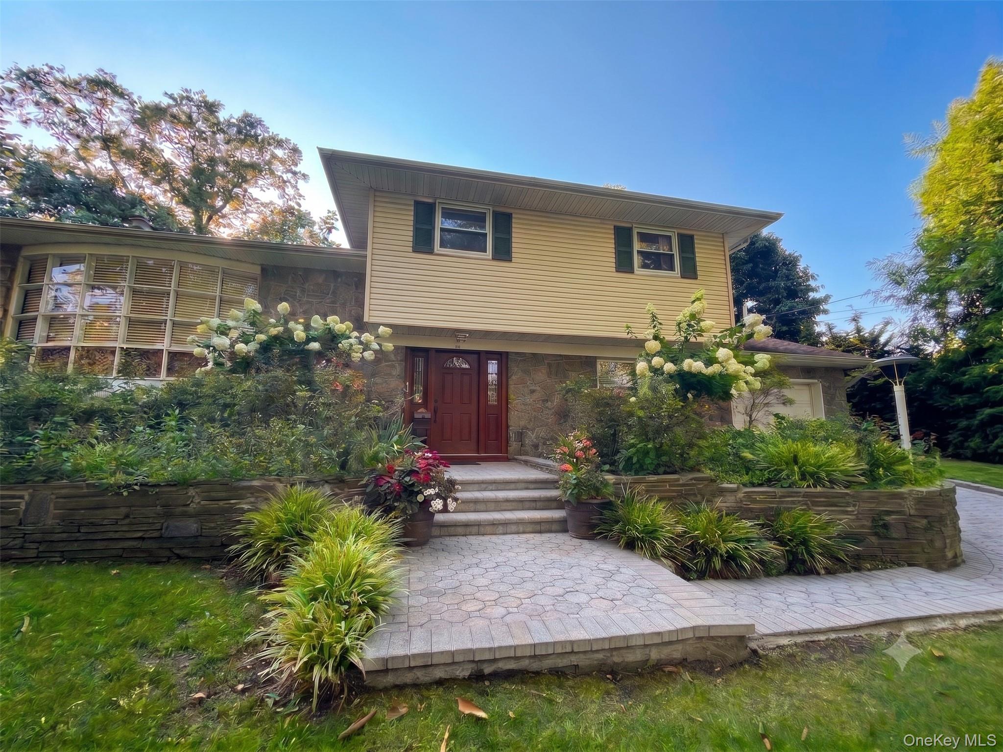 5 Highpoint Dr, Huntington, NY 11743 photo