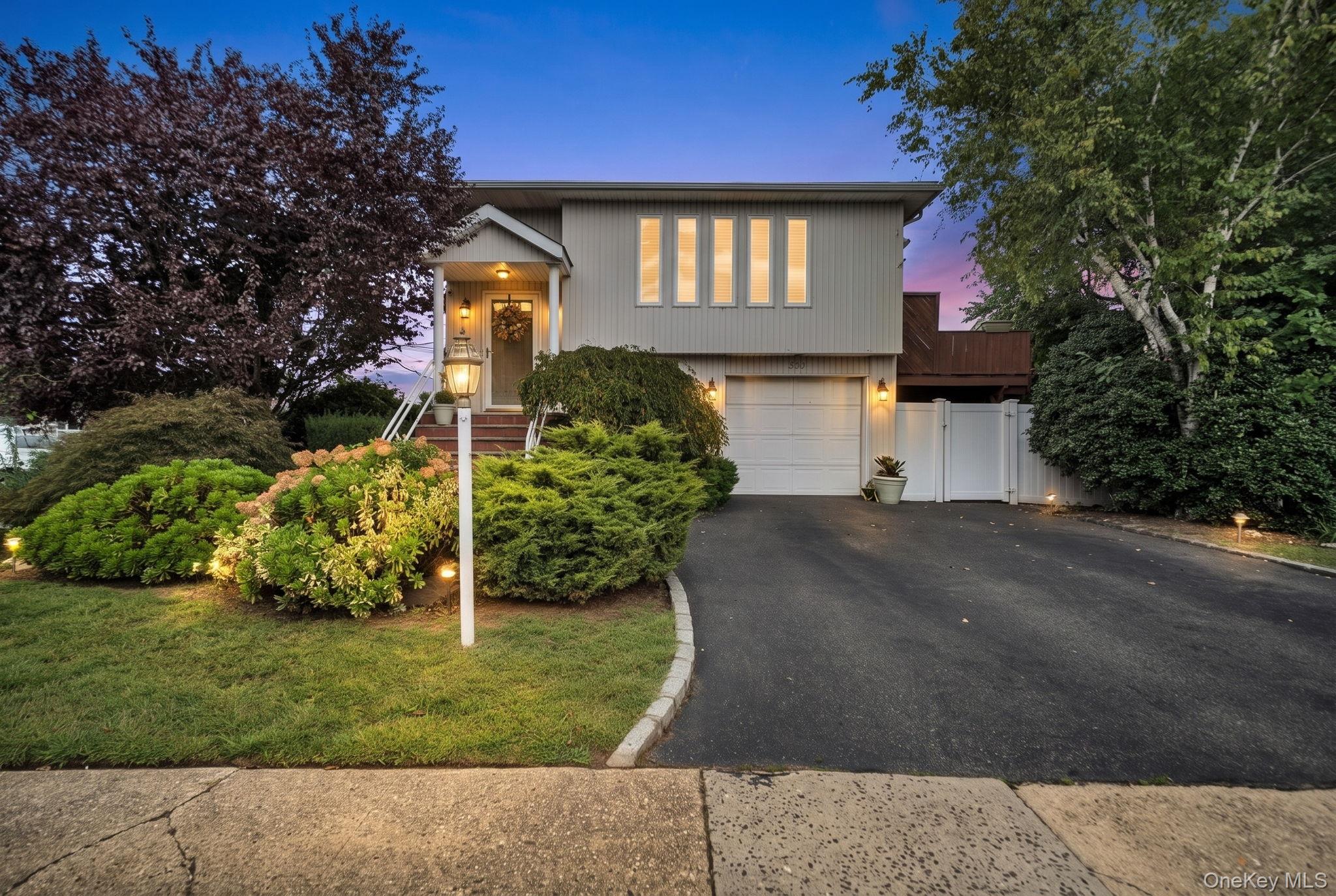285 Oak St, Massapequa, NY 11758