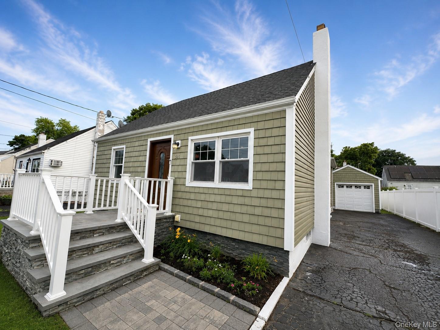 541 Indiana Ave, Lindenhurst, NY 11757