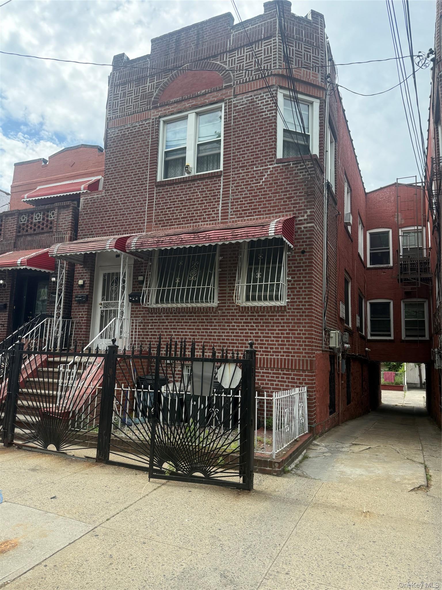 818 227th St, Bronx, NY 10466