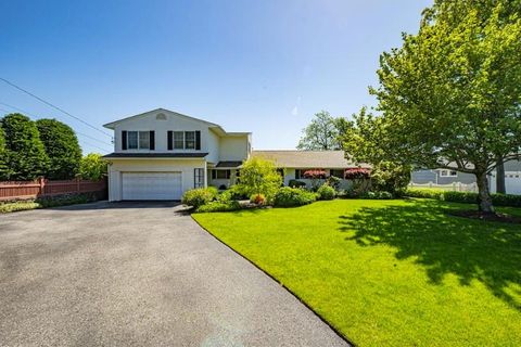 Single Family Residence in Babylon NY 137 Melbury Road.jpg
