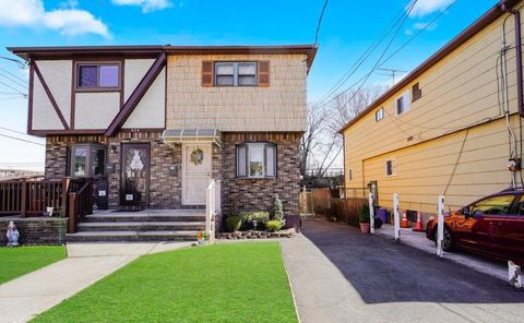 Single Family Residence in Staten Island NY 688 N Railroad Avenue Ave.jpg