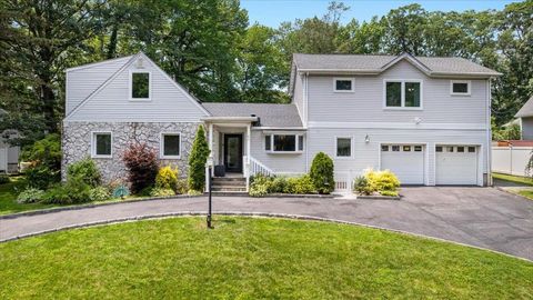 Single Family Residence in New Rochelle NY 82 Wood Hollow Lane.jpg