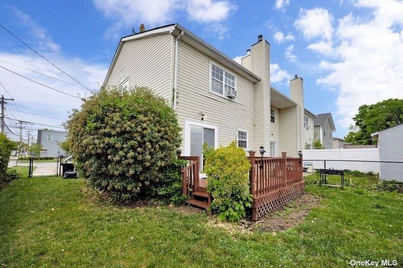 216 Swalm St, Westbury, NY 11590 photo