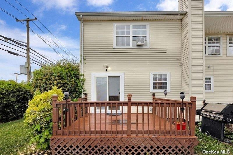 216 Swalm St, Westbury, NY 11590 photo