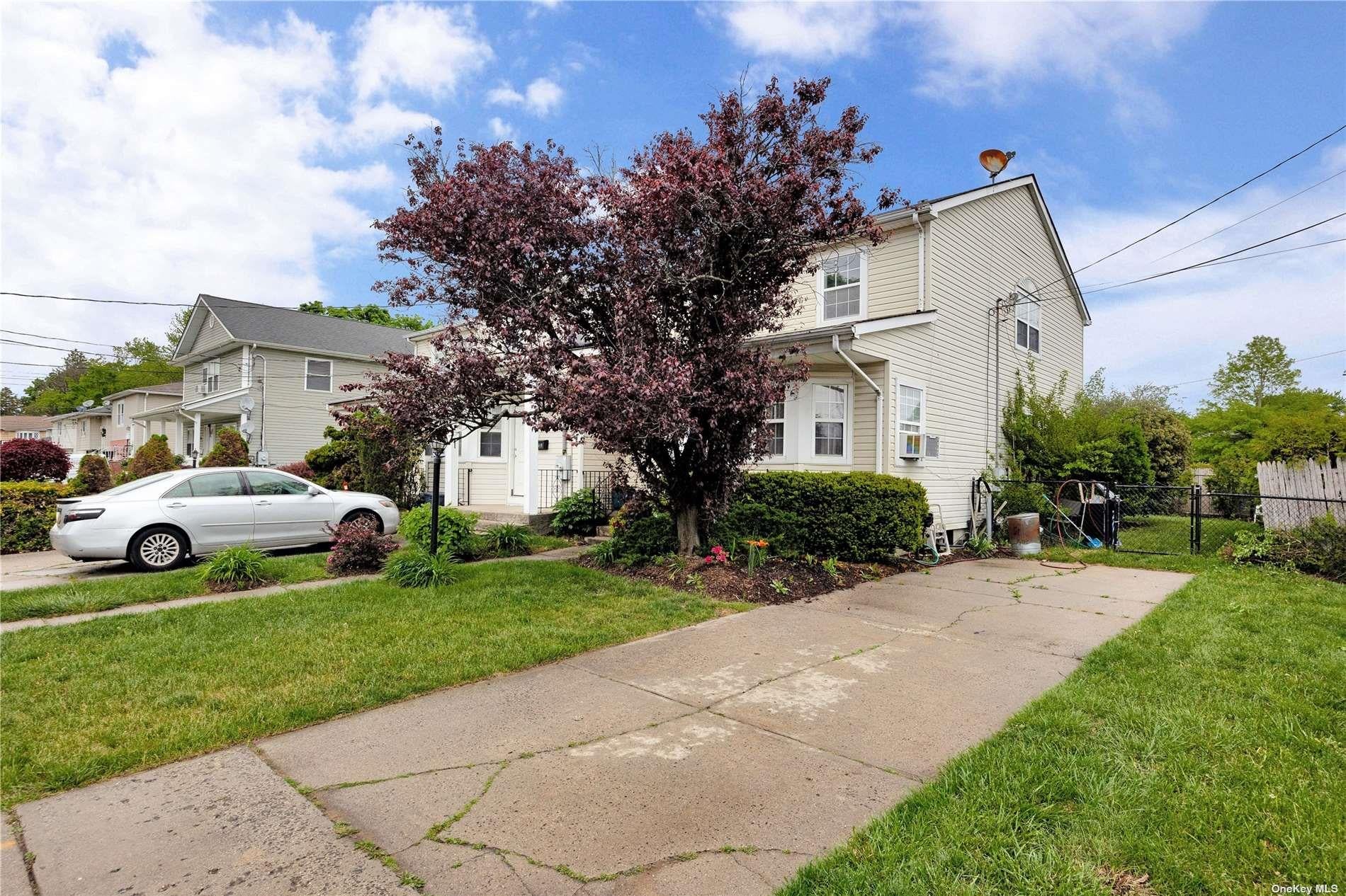 216 Swalm St, Westbury, NY 11590 photo