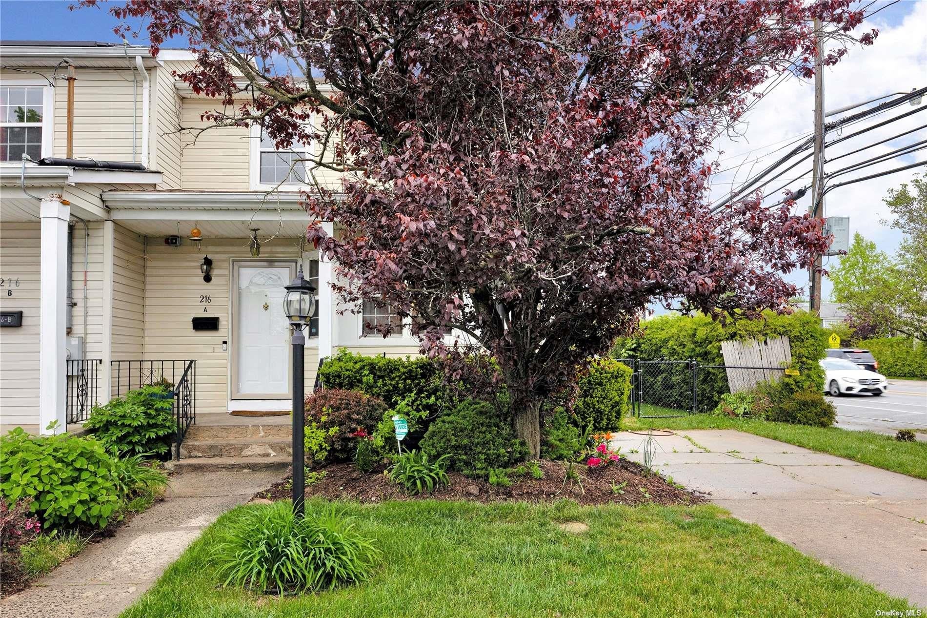 216 Swalm St, Westbury, NY 11590