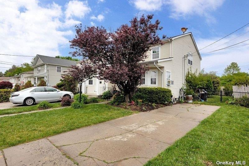 216 Swalm St, Westbury, NY 11590 photo