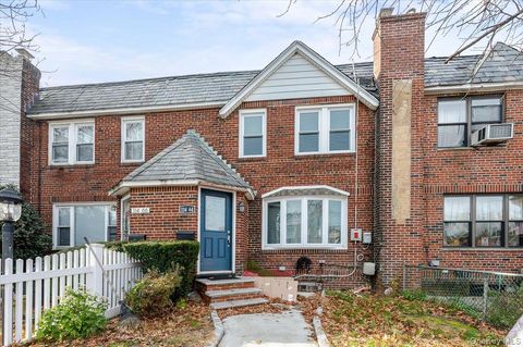 Single Family Residence in Saint Albans NY 114-64 198th Street.jpg