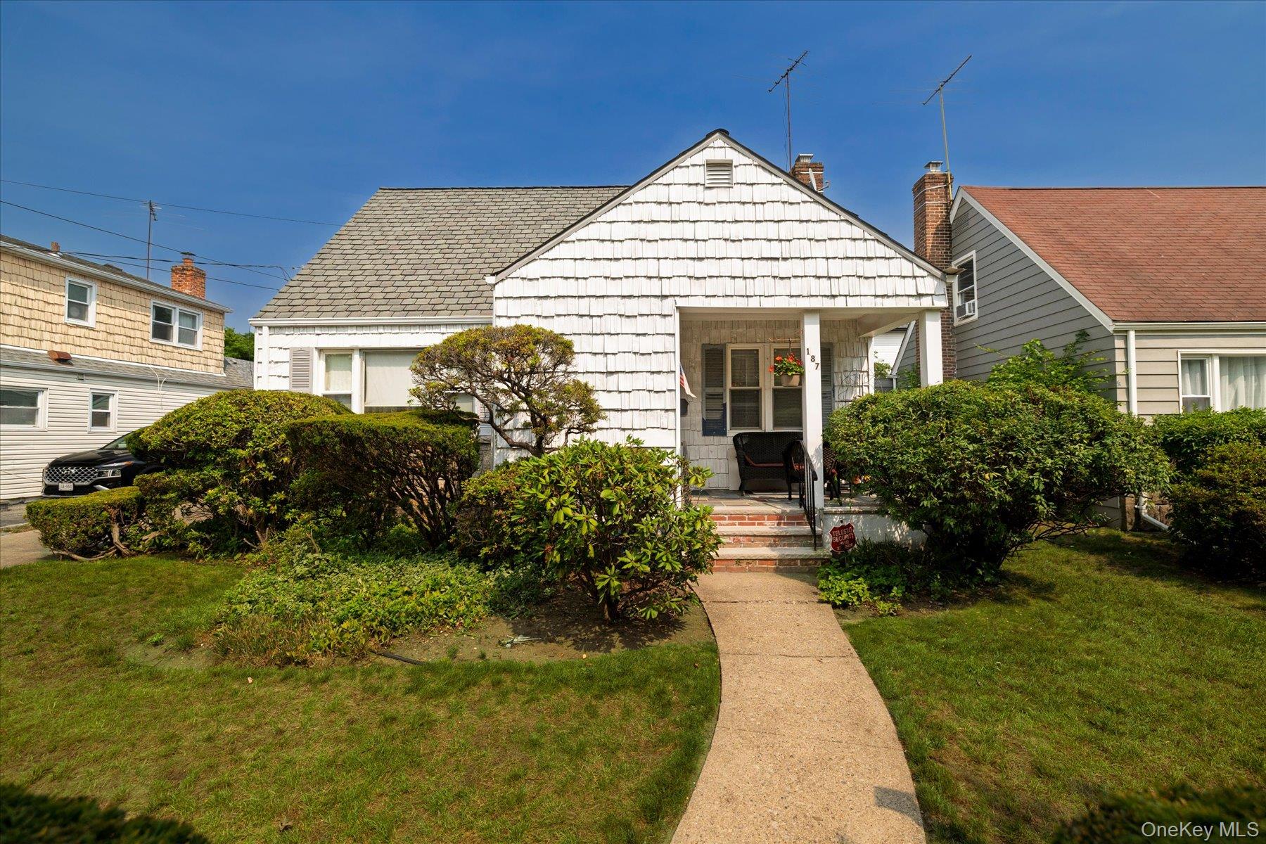 187 Raff Ave, Floral Park, NY 11001