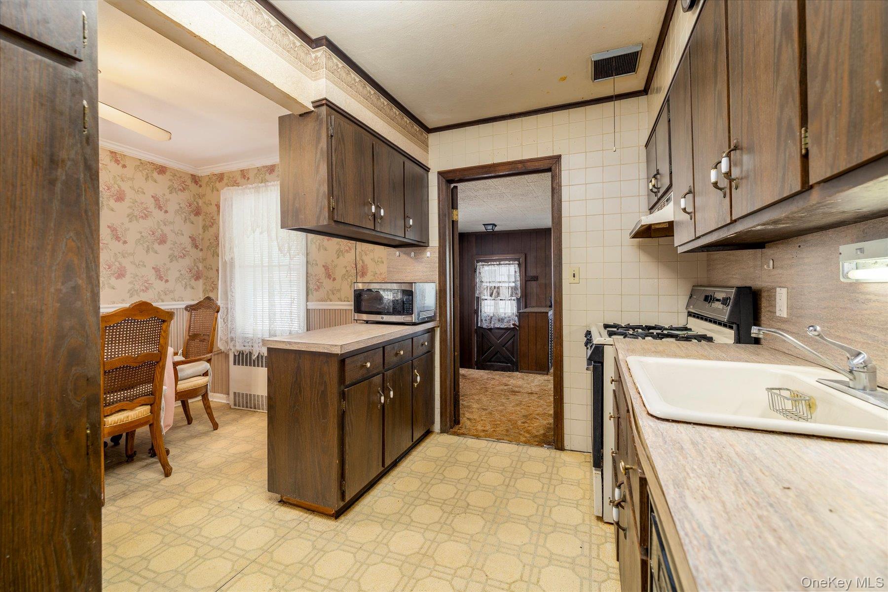 187 Raff Ave, Floral Park, NY 11001 photo