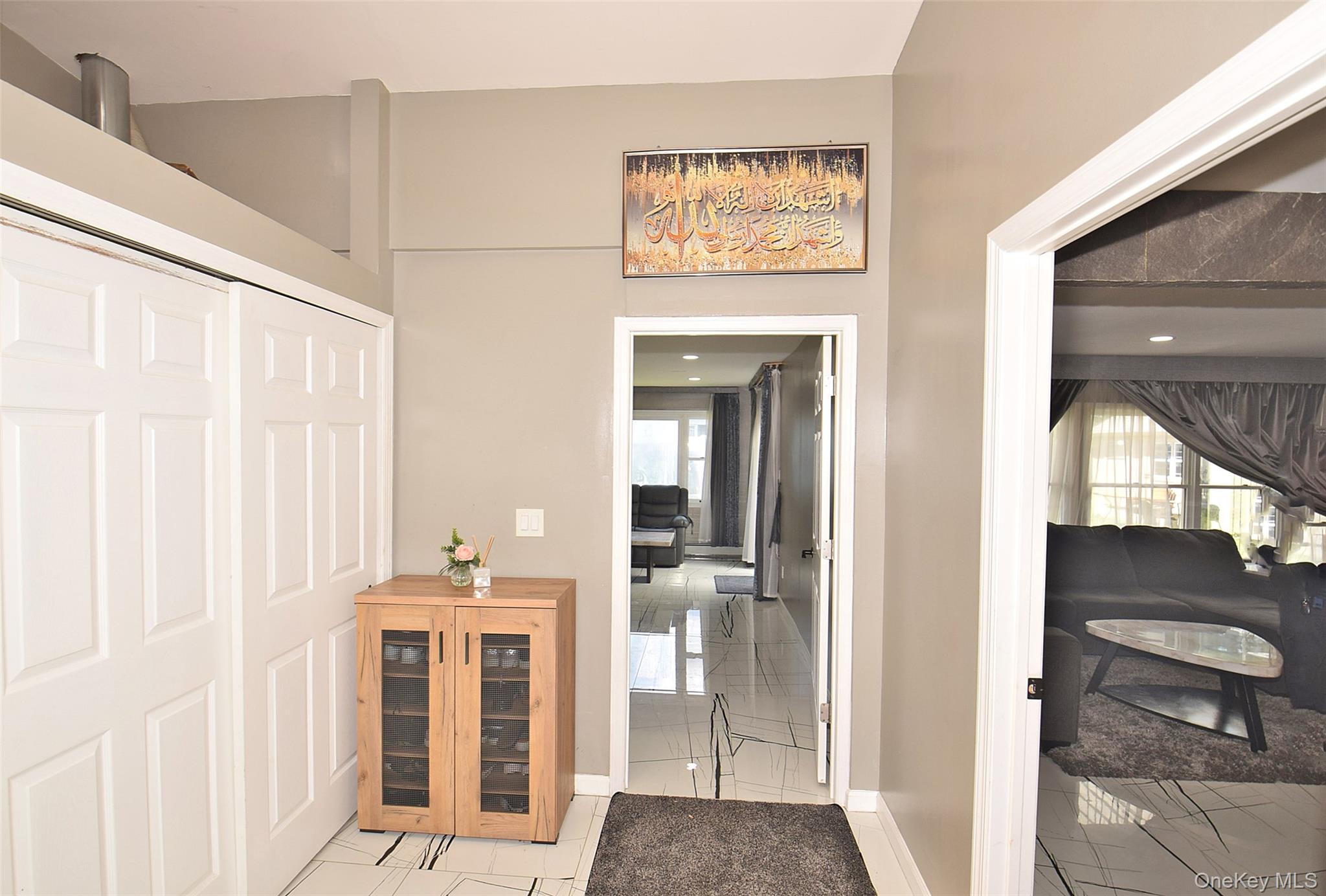 32 W Cabot Ln, Westbury, NY 11590 photo