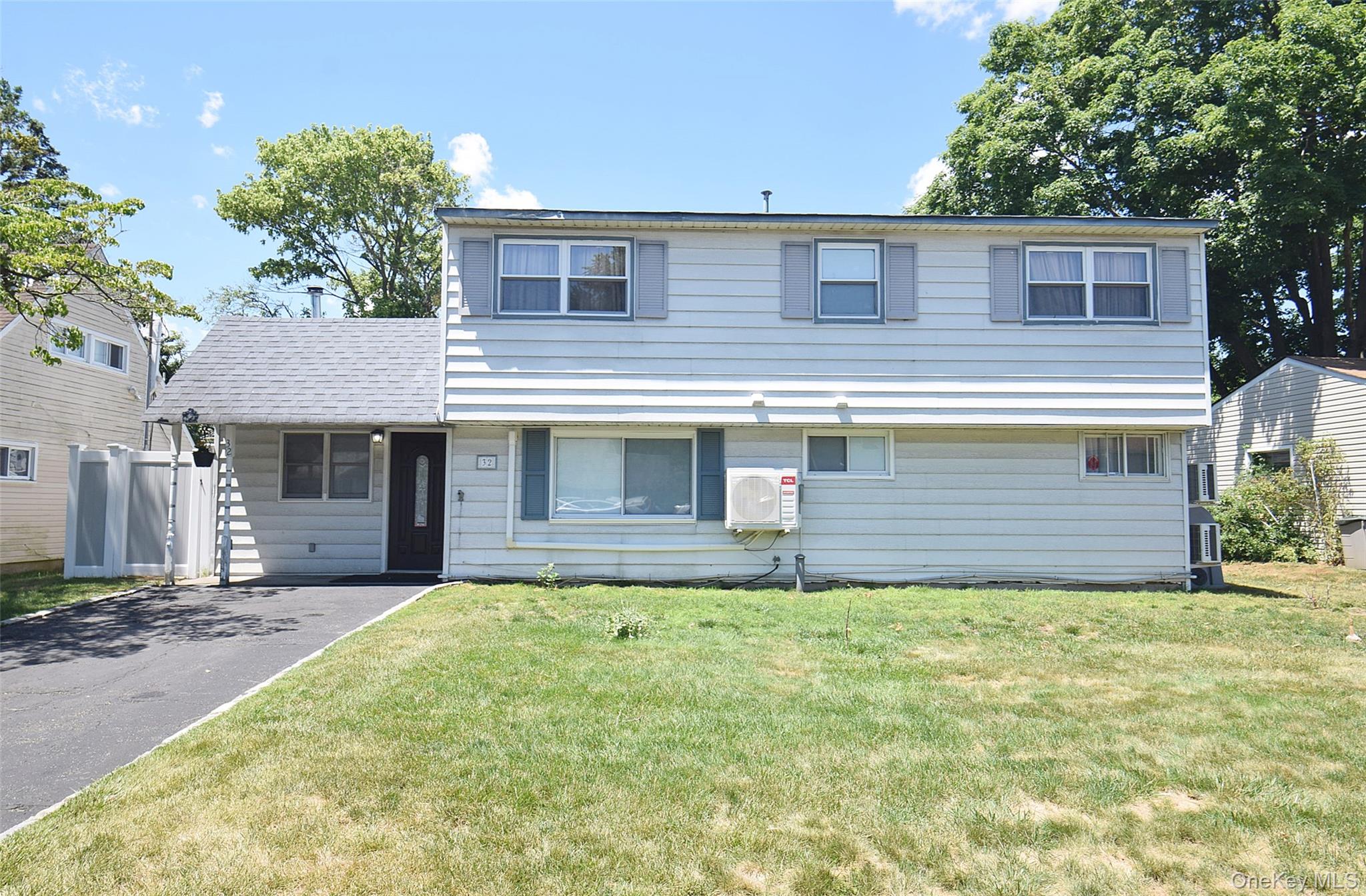 32 Cabot Ln, Westbury, NY 11590