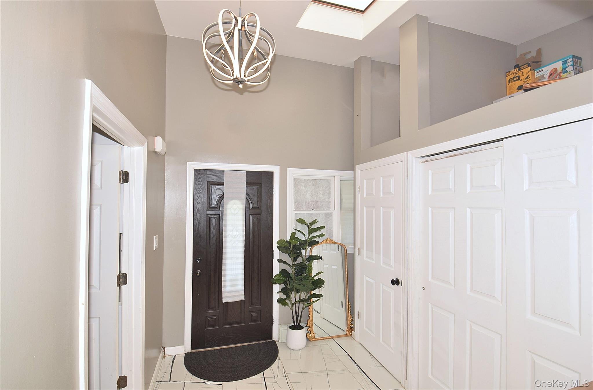 32 W Cabot Ln, Westbury, NY 11590 photo