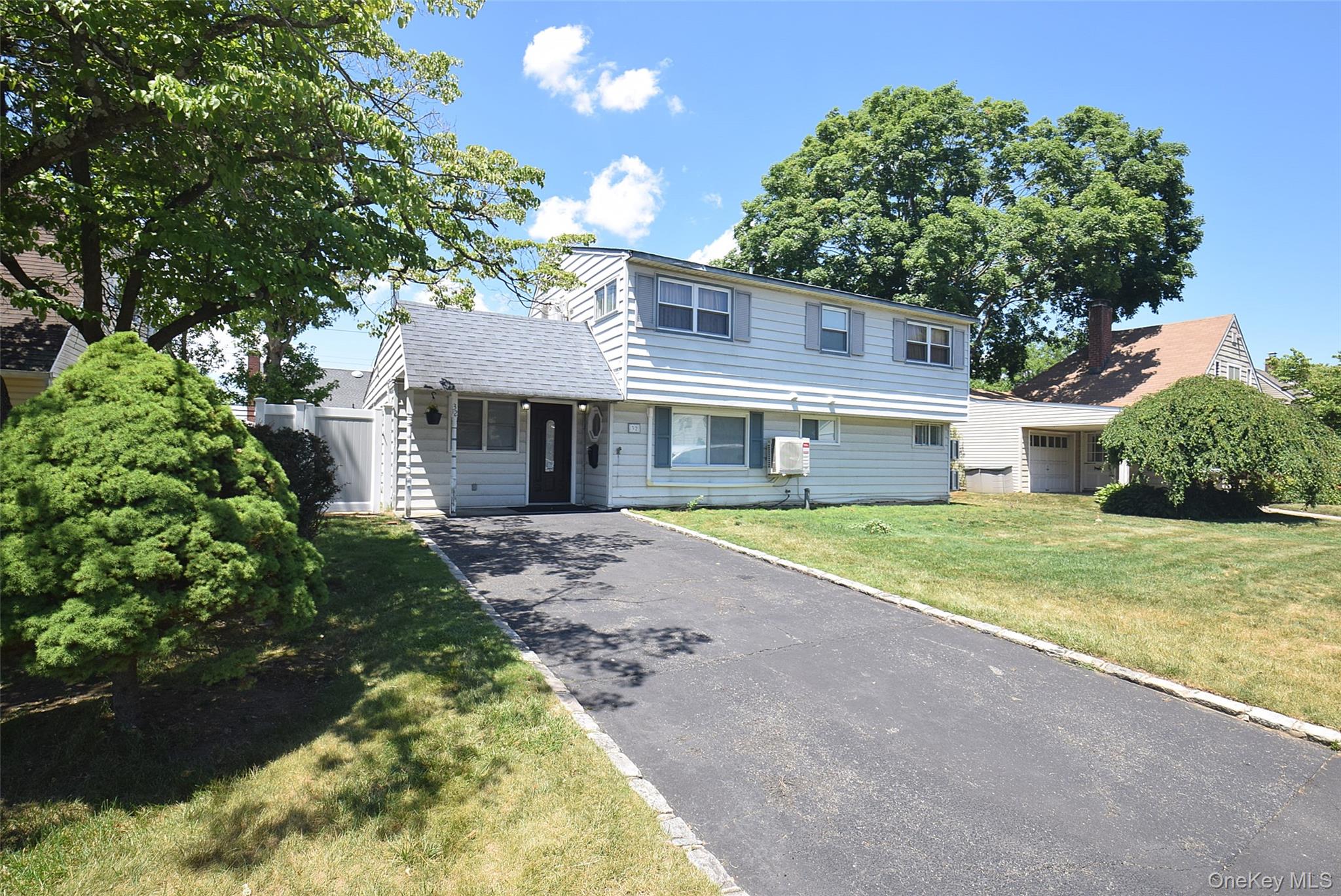 32 W Cabot Ln, Westbury, NY 11590 photo