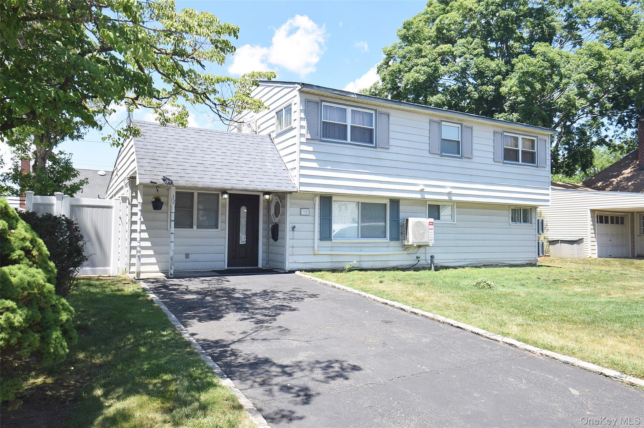 32 W Cabot Ln, Westbury, NY 11590 photo