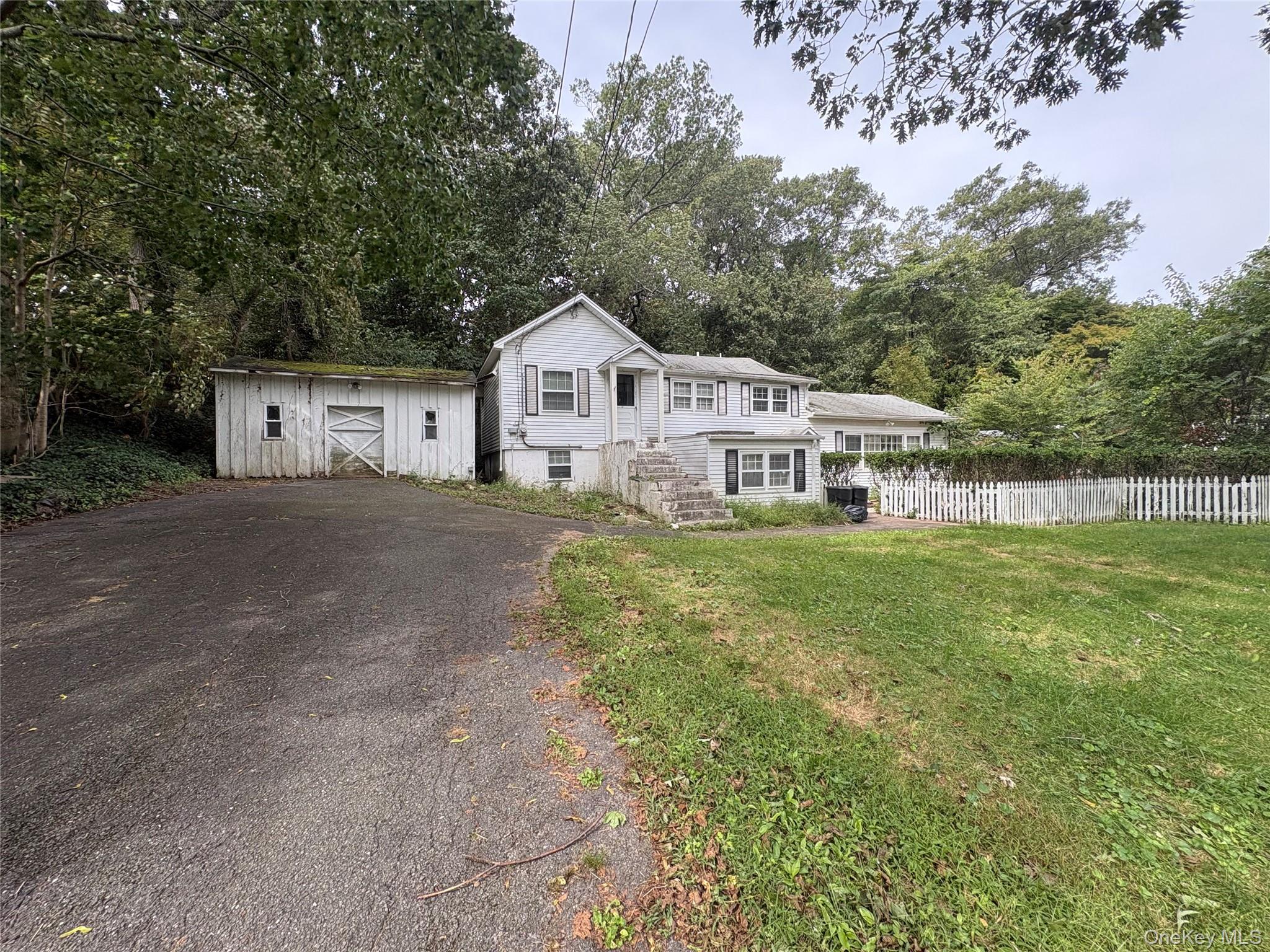 27 Shady Ln, Huntington, NY 11743 photo