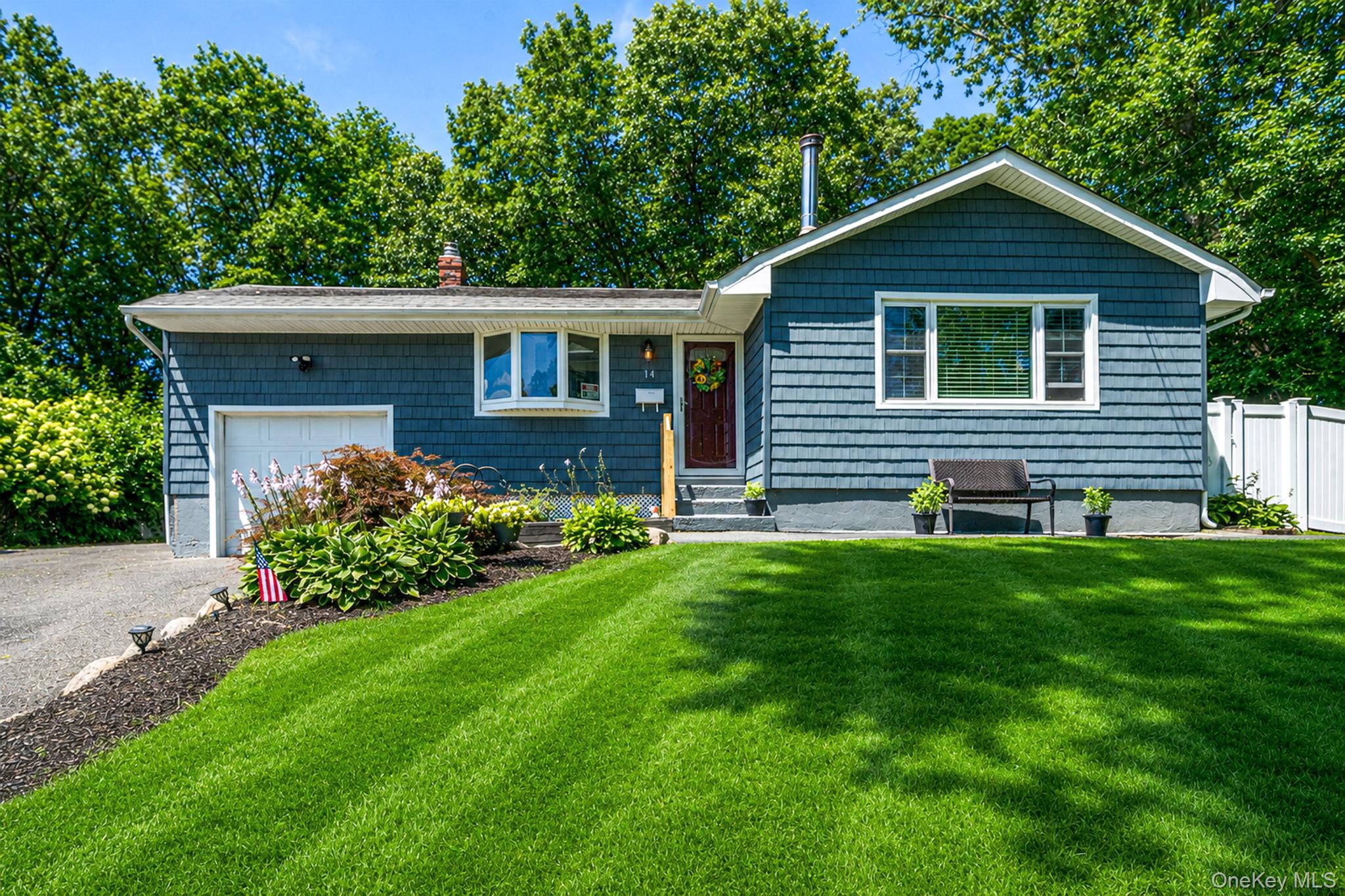 14 Antler Ln, South Setauket, NY 11720
