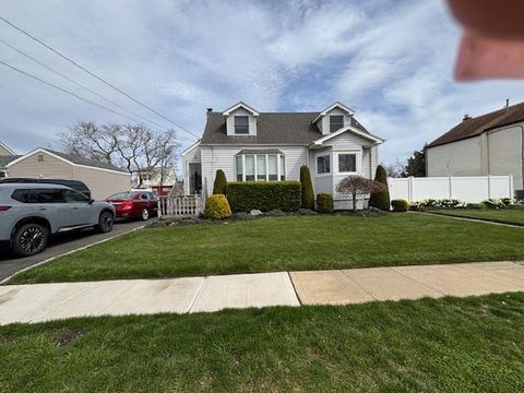 Single Family Residence in Amity Harbor NY 54 S Emerson Avenue.jpg