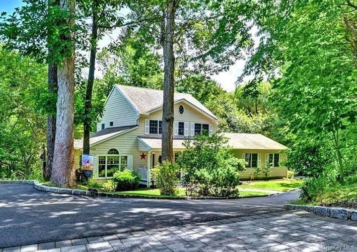 150 Woods Dr, Wading River, NY 11792