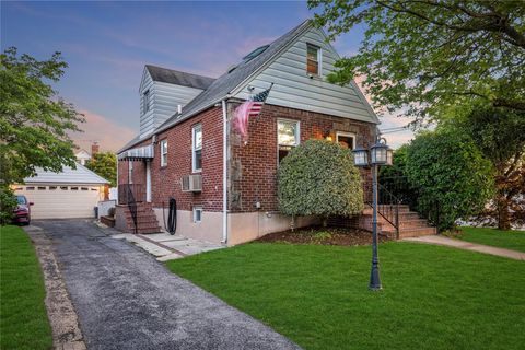 Single Family Residence in Valley Stream NY 32 Jedwood Place.jpg