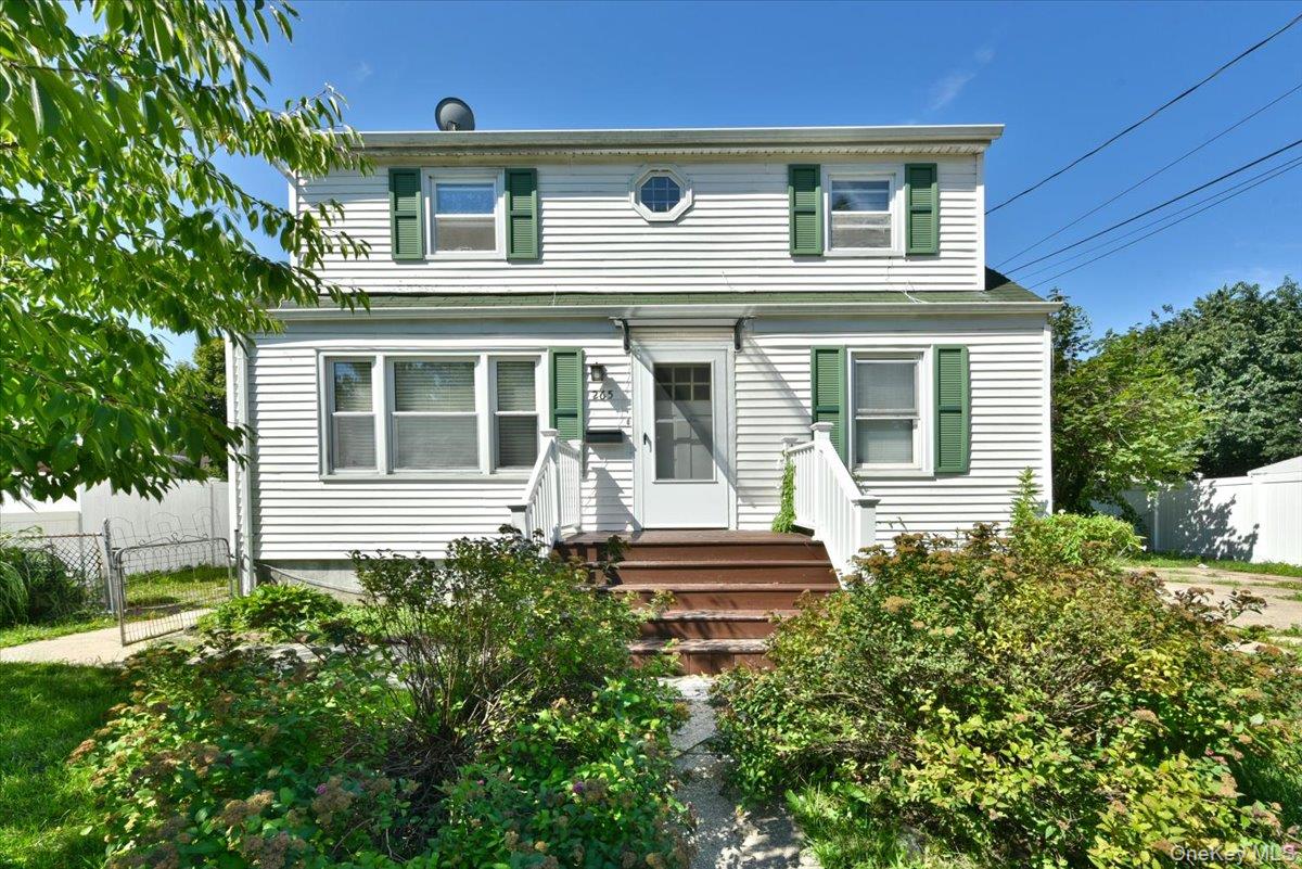 265 Delaware Ave, Lindenhurst, NY 11757