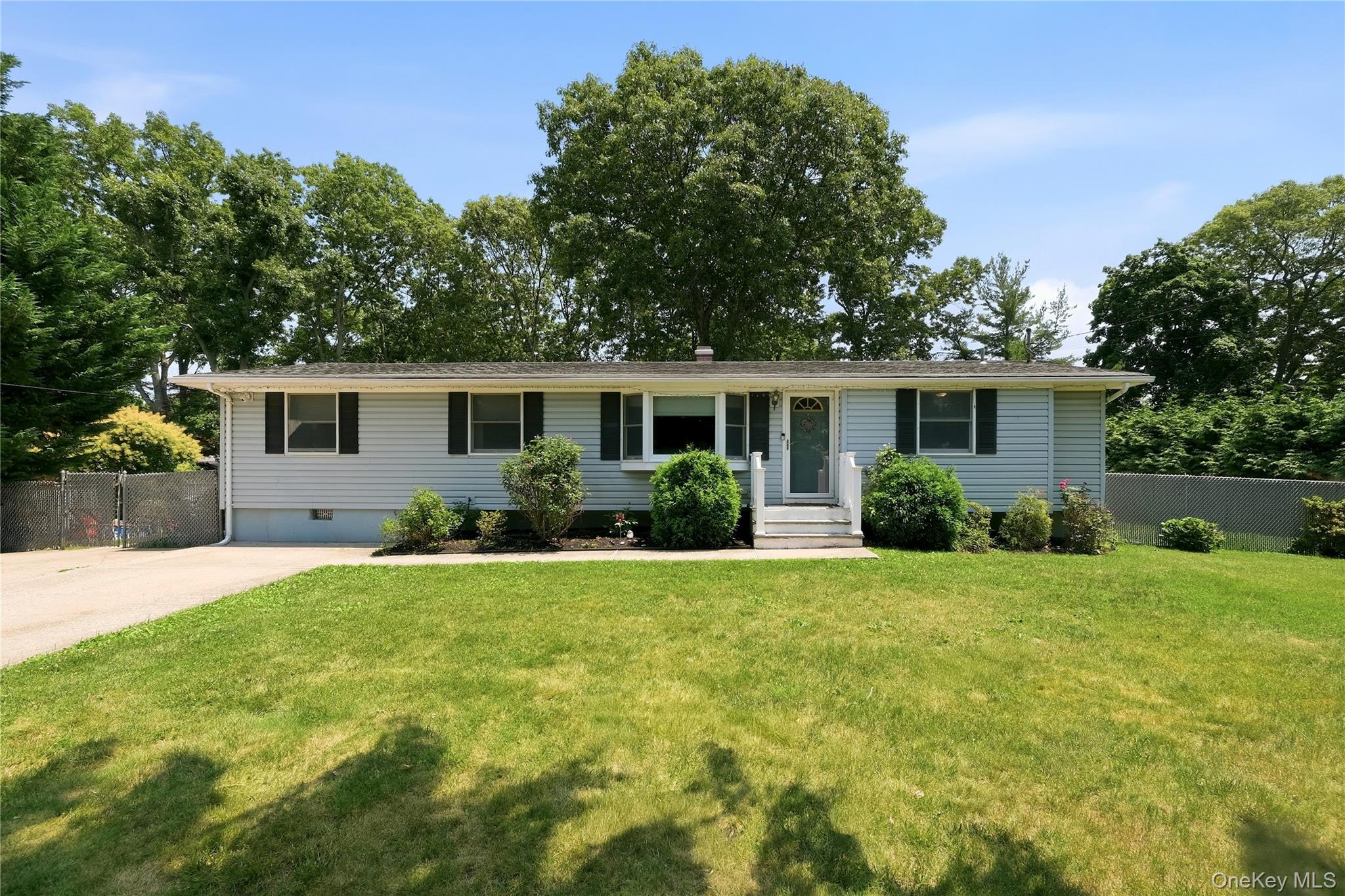 3 Herd Ln, East Setauket, NY 11733 photo