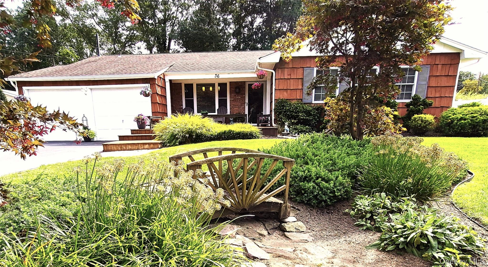 36 Denis Ln, Coram, NY 11727