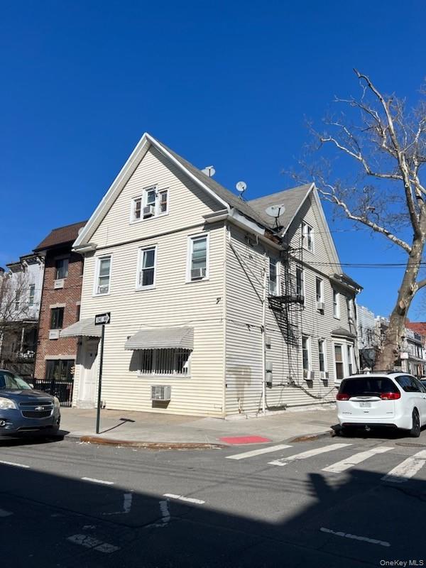 37 21 104th St, Corona, NY 11368